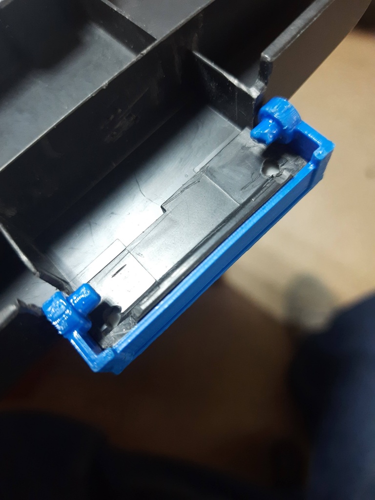 Приклеиваем накладки для петель.